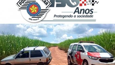 Fiat Uno foi localizado sem as 4 rodas, bateria, carburador, reservatório de água. Foto: PM/Divulgação