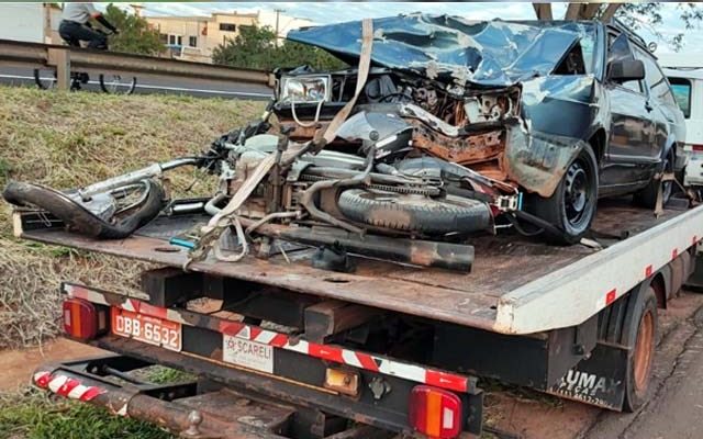 Parati e Motocicleta foram retirados do local por um guincho e ficou a disposição dos proprietários no pátio. Foto: Divulgação