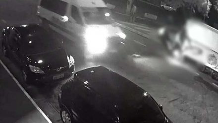 Vídeo mostra motociclista colidindo com trailer em Mirandópolis — Foto: Foto: Reprodução/Câmera de segurança