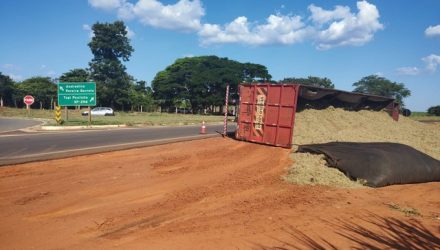 Carreta ficou tombada além do leito da rodovia, com a carga esparramada na terra. Foto: Sidnei Ferreira/Urubupungánews