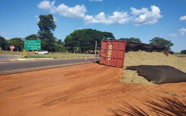 Carreta ficou tombada além do leito da rodovia, com a carga esparramada na terra. Foto: Sidnei Ferreira/Urubupungánews