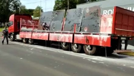 Carga de maconha foi apreendida em fundo falso de carreta em Martinópolis (SP) — Foto: TV Fronteira/Reprodução