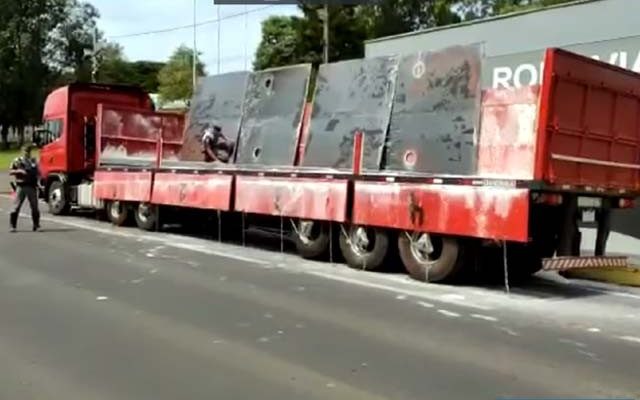 Carga de maconha foi apreendida em fundo falso de carreta em Martinópolis (SP) — Foto: TV Fronteira/Reprodução