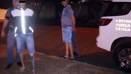 J. P. L., de 22 anos (esq.), foi indiciado e preso por porte de arma de fogo.  L. V.A., de 18 anos foi liberado. Foto: MANOEL MESSIAS/Agência