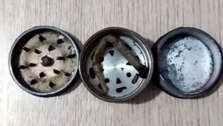 Com o rapaz foi apreendido um cigarro de maconha e um dichavador (usado para desfiar a droga). Foto: DIVULGAÇÃO