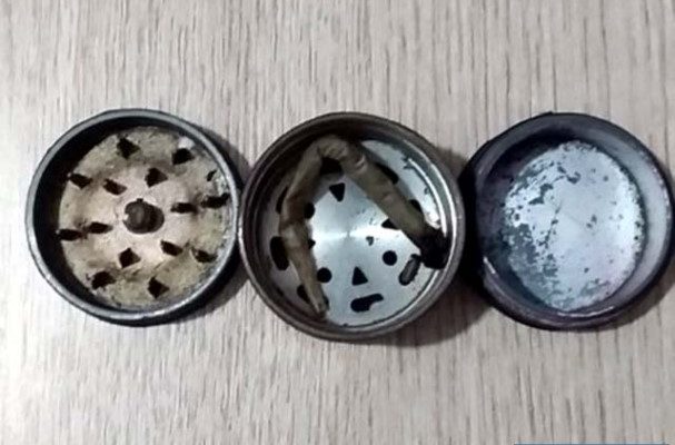 Com o rapaz foi apreendido um cigarro de maconha e um dichavador (usado para desfiar a droga). Foto: DIVULGAÇÃO