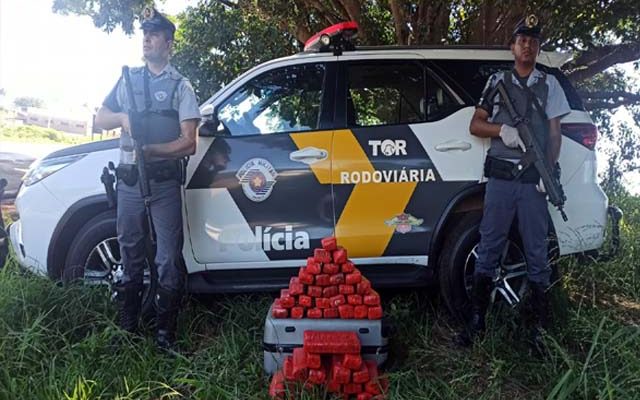 Foram apreendidos 47 tijolos de maconha com o adolescente. Foto: PMRv/Divulgação