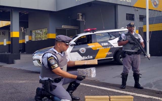 Com o adolescente foi apreendida uma bolsa contendo 09 tijolos de maconha e 08 pacotes de skunk. Foto: PMRv/Divulgação