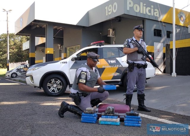 A moradora do estado do Pará, B. C. S. B., de 22 anos, foi presa com 17 tabletes de maconha. Foto: PMRv/Divulgação