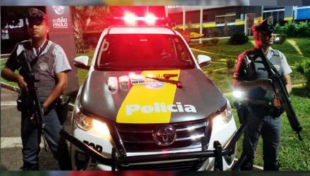 Polícia Rodoviária prendeu em um mesmo ônibus mulher acusada de tráfico de drogas e homem por porte de arma. Foto: PMRv/Divulgação