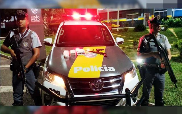 Polícia Rodoviária prendeu em um mesmo ônibus mulher acusada de tráfico de drogas e homem por porte de arma. Foto: PMRv/Divulgação