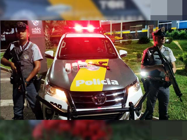 Polícia Rodoviária prendeu em um mesmo ônibus mulher acusada de tráfico de drogas e homem por porte de arma. Foto: PMRv/Divulgação