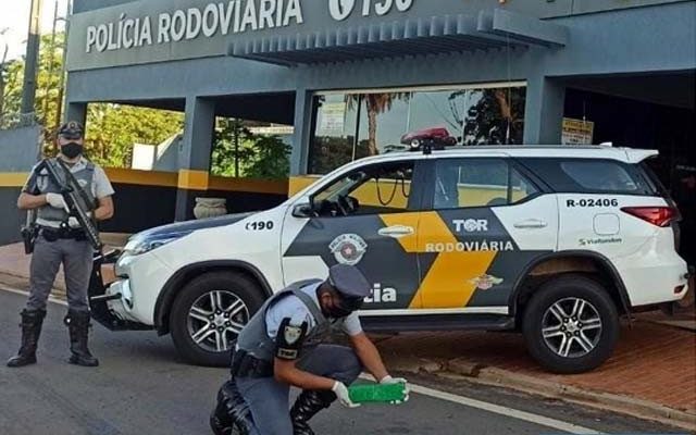 Jovem foi flagrado em um ônibus com 05 tabletes e uma porção grande  de maconha (Cannabis Sativa). Foto: PMRv/Divulgação