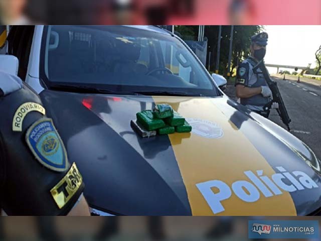 Jovem foi flagrado em um ônibus com 05 tabletes e uma porção grande de maconha (Cannabis Sativa). Foto: PMRv/Divulgação