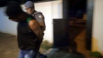 Pedreiro F. A. S., o “Sapo”, de 42 anos, foi preso acusado de tráfico e posse de munição. Foto: MANOEL MESSIAS/Agência