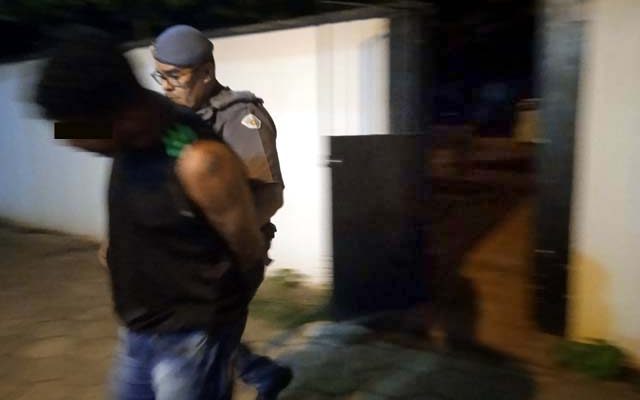 Pedreiro F. A. S., o “Sapo”, de 42 anos, foi preso acusado de tráfico e posse de munição. Foto: MANOEL MESSIAS/Agência