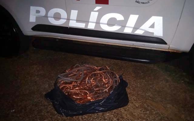 Havia na casa dele fios de cobre pesando um total de aproximadamente 35 Kg. Foto: MANOEL MESSIAS/Agência