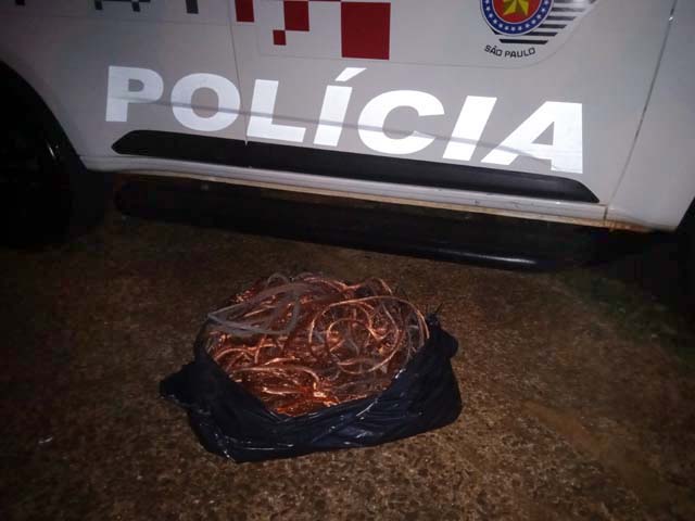 Havia na casa dele fios de cobre pesando um total de aproximadamente 35 Kg. Foto: MANOEL MESSIAS/Agência
