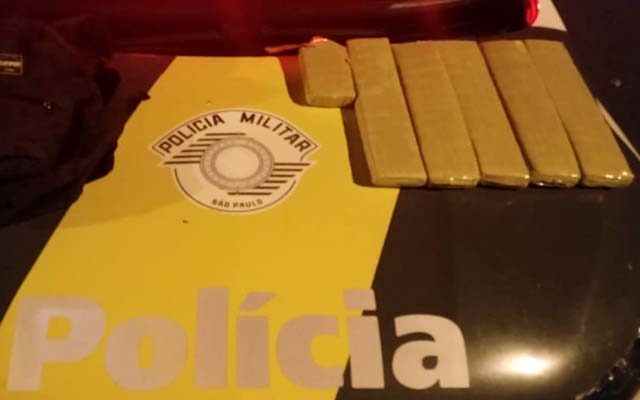 Foram apreendidos 6 tabletes de maconha, sendo um deles menor que os demais. Foto: DIVULGAÇÃO