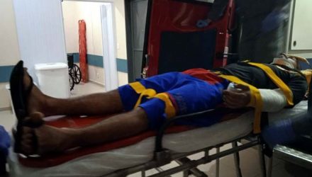 Serviços gerais sofreu pequenos ferimentos pelo corpo, e foi embora após medicado. Foto: MANOEL MESSIAS/Agência