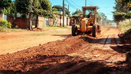 A rua Holanda, no Jardim Europa, passa por trabalhos de terraplanagem preparando o terreno para receber a pavimentação asfáltica. Foto: Secom/Prefeitura