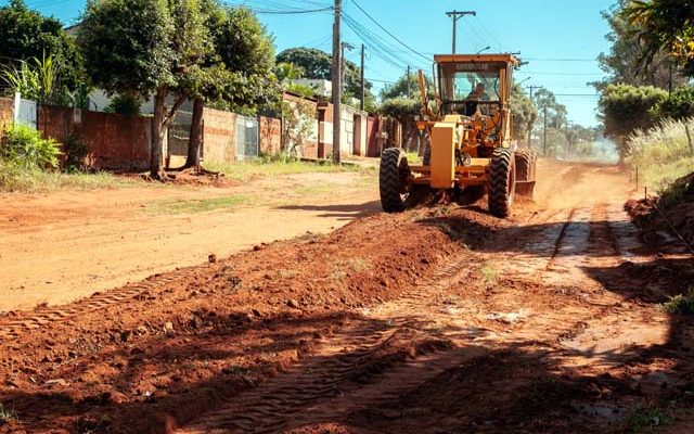 A rua Holanda, no Jardim Europa, passa por trabalhos de terraplanagem preparando o terreno para receber a pavimentação asfáltica. Foto: Secom/Prefeitura