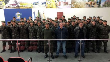 O presidente do Poder Legislativo de Andradina, vereador Guto Marão (PP), recebeu a visita dos atiradores do Tiro de Guerra. Foto: Assessoria Legislativa