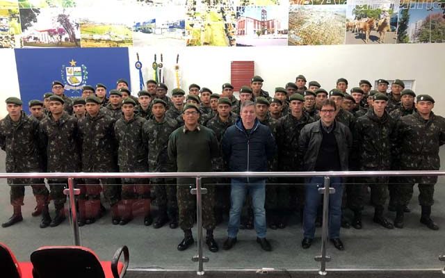 O presidente do Poder Legislativo de Andradina, vereador Guto Marão (PP), recebeu a visita dos atiradores do Tiro de Guerra. Foto: Assessoria Legislativa