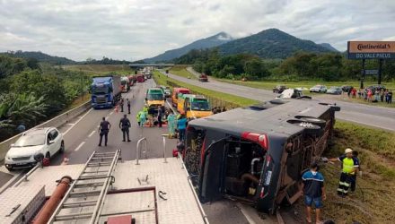 Acidente de ônibus da dupla Conrado e Aleksandro deixou seis mortos — Foto: Reprodução