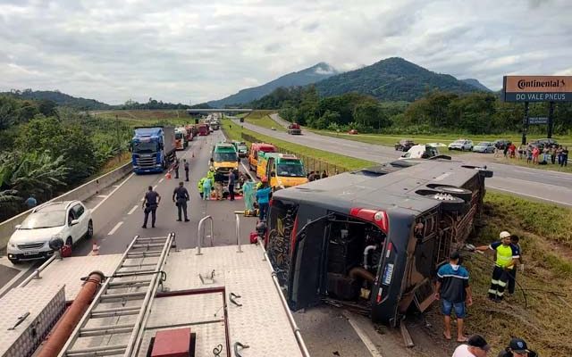 Acidente de ônibus da dupla Conrado e Aleksandro deixou seis mortos — Foto: Reprodução