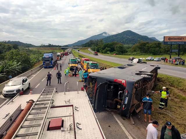 Acidente de ônibus da dupla Conrado e Aleksandro deixou seis mortos — Foto: Reprodução