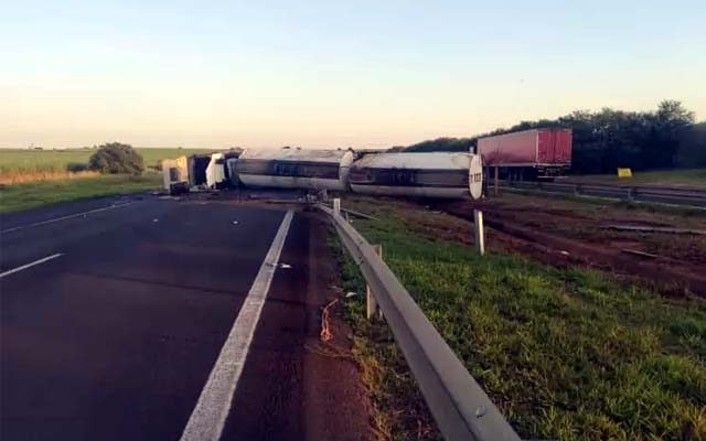 Trecho precisou ser interditado para o transbordo da carga e remoção do veículo tombado. Foto: Jornal Interior