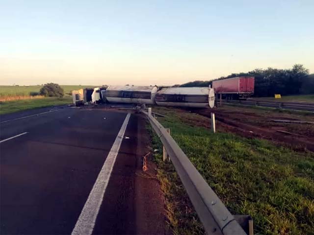 Trecho precisou ser interditado para o transbordo da carga e remoção do veículo tombado. Foto: Jornal Interior