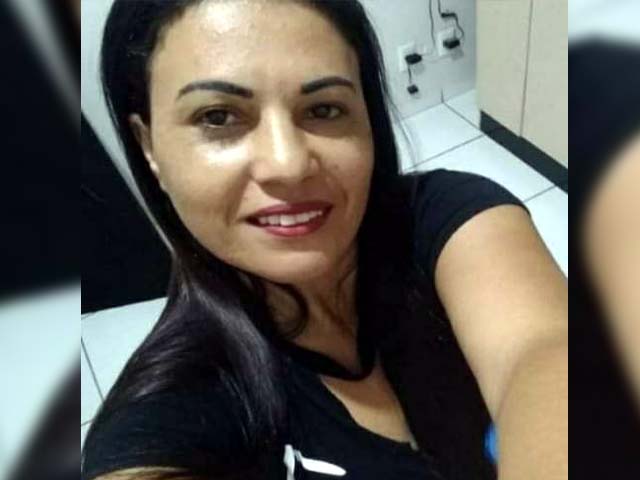Simone Rodrigues Santiago, de 43 anos, foi assassinada a facadas no dia 18 de março passado, pelo marido P. H. S., de 45 anos. Foto: Facebook/Reprodução