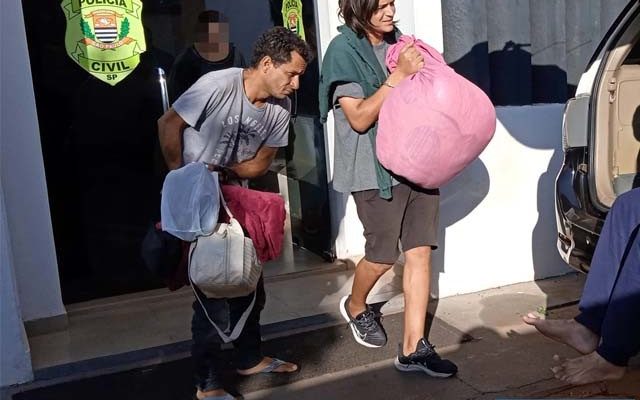 O garçom W. S. C., de 39 anos, e o ajudante geral R. M. O., 29, presos por furto. Foto: MANOEL MESSIAS/Agência