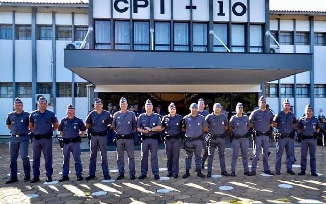 Todos os promovidos e o comando se posicionaram em frente ao prédio do CPI 10, em Araçatuba. Foto: PM/Divulgação