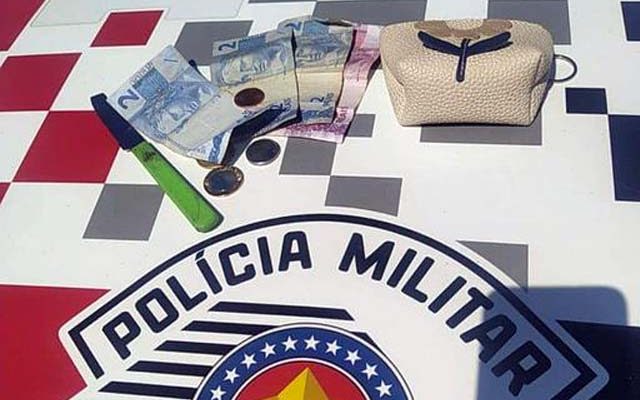 Bolsa roubada da idosa foi recuperada pela Polícia Militar. Foto: Divulgação