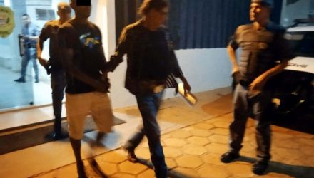 O montador industrial A. S. N. (esq.), de 29 anos, foi preso acusado de tráfico de drogas. Foto: MANOEL MESSIAS/Agência