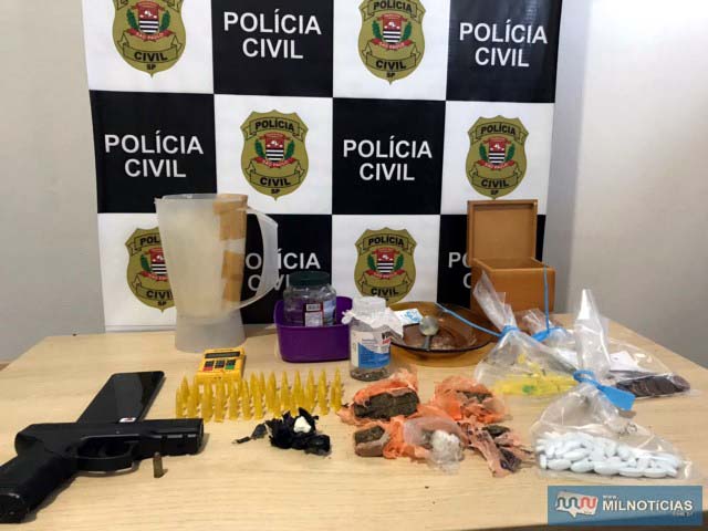 Foram apreendidos 05 porções de maconha, 64 pinos de cocaína, 01 munição de calibre .32, um simulacro (imitação) de pistola, além de R$ 727,00 em dinheiro. Foto: DIVULGAÇÃO