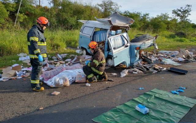 Duas pessoas morreram e duas estão gravemente feridas em acidente na "Integração", próximo de Venceslau. Foto: Internauta.