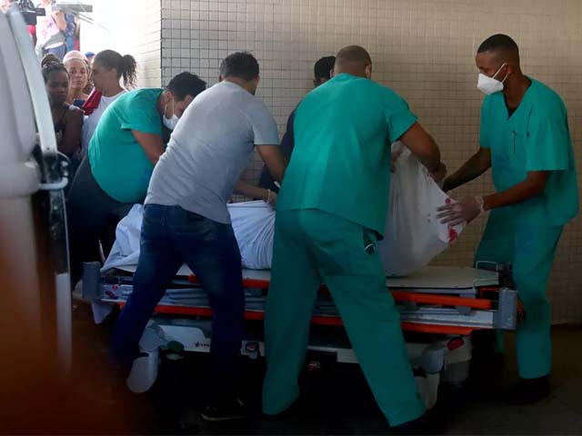 Vítima de operação com mais de 20 mortos na Vila Cruzeiro, no Rio, chega ao hospital Getúlio Vargas nesta terça-feira (24). — Foto: REUTERS/Pilar Olivares