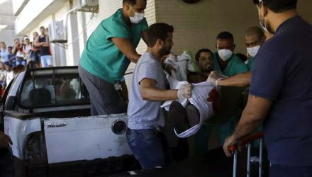Vítima de operação na Vila Cruzeiro, no Rio, chega ao Hospital Getúlio Vargas nesta terça — Foto: Bruna Prado/AP