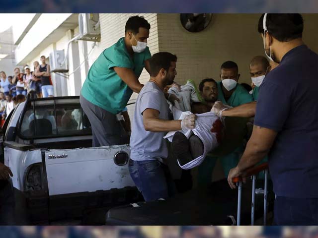 Vítima de operação na Vila Cruzeiro, no Rio, chega ao Hospital Getúlio Vargas nesta terça — Foto: Bruna Prado/AP