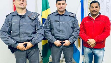 Capitão PM Caldeira (c), comandante da 2ª Cia, ao lado do 2º Sgto PM Marcos Teixeira (esq.) e do prefeito "Lió", de Sud Menucci. Foto? PM/Divulgação