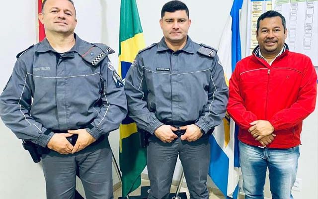 Capitão PM Caldeira (c), comandante da 2ª Cia, ao lado do 2º Sgto PM Marcos Teixeira (esq.) e do prefeito "Lió", de Sud Menucci. Foto? PM/Divulgação