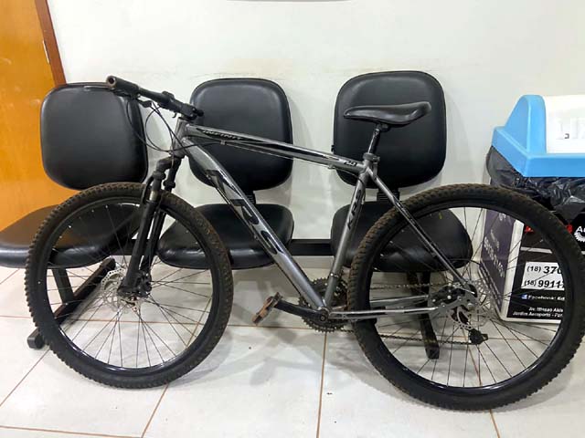 Acusado foi flagrado a bordo da bicicleta na cor cinza que acabara de furtar em Pereira Barreto. Foto: PM/Divulgação