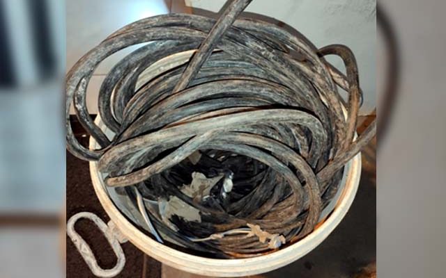 Foram apreendidos 70 metros de fios elétricos, 01 bicicleta tipo loba N⁰ OG33380 e 01 balde de cor branca. Foto: PM/Divulgação