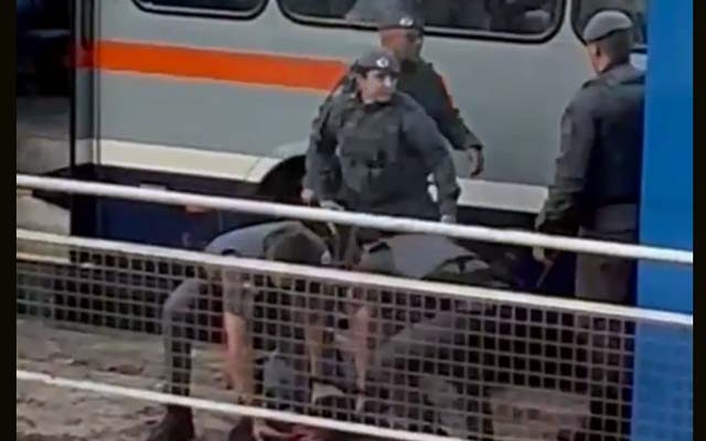Momento em que suspeito é preso após o ataque dentro do ônibus em Piracicaba — Foto: Redes sociais