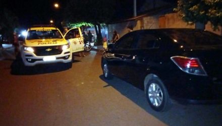 Veículo GM Prisma, na cor preto roubado de motorista de aplicativo foi abandonado na Vila Messias. Foto: MANOEL MESSIAS/Agência