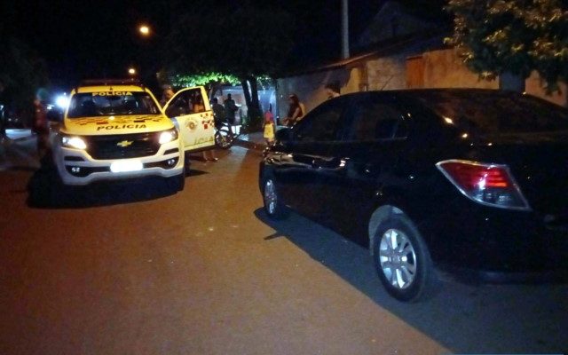 Veículo GM Prisma, na cor preto roubado de motorista de aplicativo foi abandonado na Vila Messias. Foto: MANOEL MESSIAS/Agência